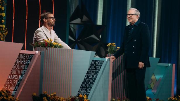 Olli Dittrich im TV-Studio neben Joko Winterscheidt