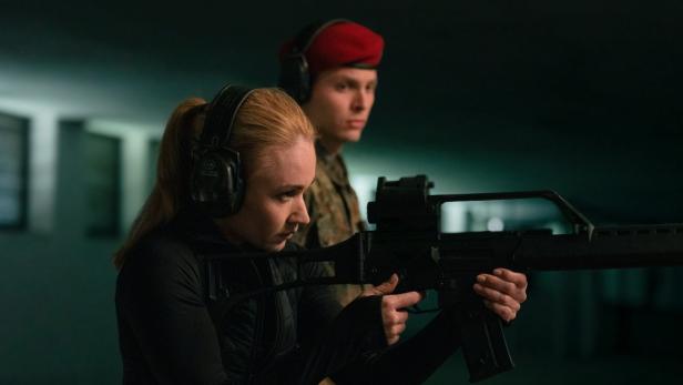 Frau am Schießstand neben einem Feldjäger