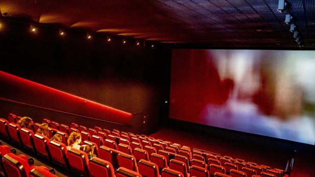 Leerer Kinosaal, in dem nur 4 Plätze besetzt sind