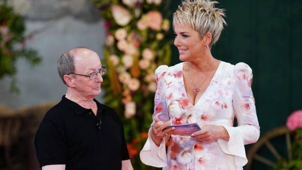 Inka Bause steht neben Bauer Walter