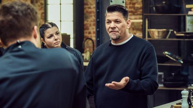 Tim Mälzer erklärt die Regeln der Kochshow