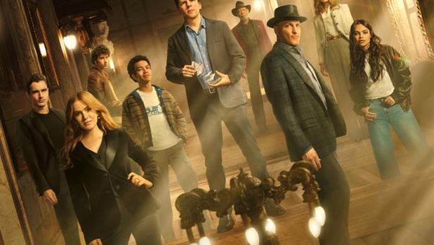 Hauptfiguren stehen in einem hölzernen Korridor