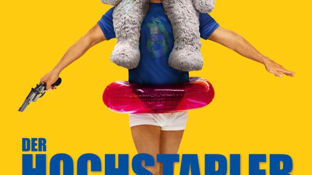 Channing Tatum trägt auf Filmplakat Schwimmreifen um den Bauch, großen Teddy auf den Schultern und Waffe in der Hand