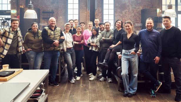 Jan Hartwig und Tim Mälzer mit Küchen-Team