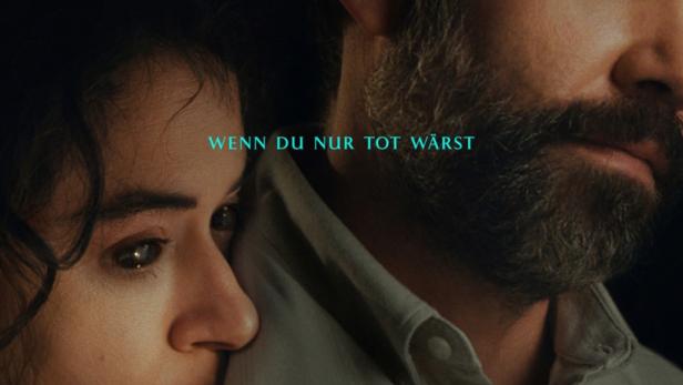 Frau lehnt sich mit dem Gesicht an die Schulter eines Mannes