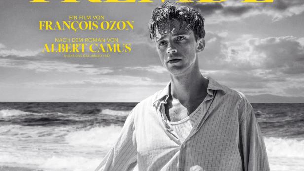 Junger Mann stützt sich am Strand an einen Fels auf Schwarz-Weiß-Foto für Filmplakat