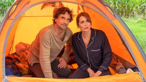Erik (Oliver Mommsen) und Katharina (Anja Kling) blicken aus einem Zelt
