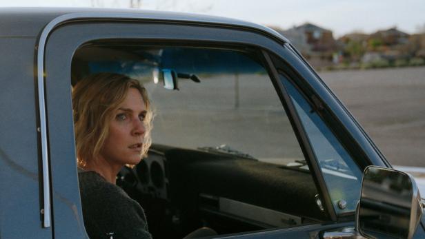 Rhea Seehorn blickt in einer Serienrolle aus Autofenster