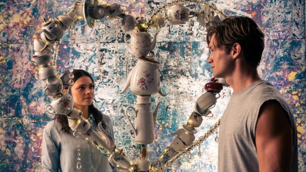 Harriet Herbig-Matten als Ruby und Damian Hardung als James stehen vor einem Herz, das aus Kaffeetassen- und-kannen gebildet wurde