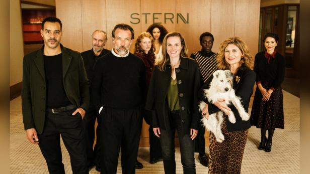 Team der fiktiven Schauspielagentur Stern auf Gruppenbild