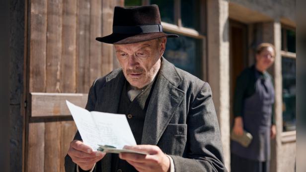 Josef Hader liest in Filmrolle einen Brief