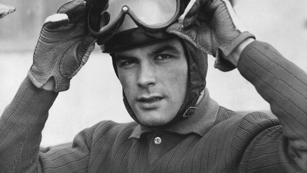 Toni Sailer auf historischer Aufnahme mit Skibrille auf der Stirn