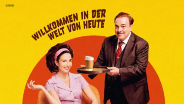 Mann serviert sitzender Frau einen Take-Away-Kaffee auf Tablett