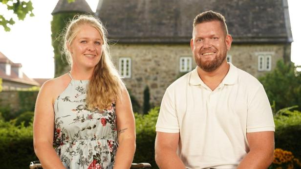 Bäuerin Insa und Justizfachwirt Christoph sitzen nebeneinander