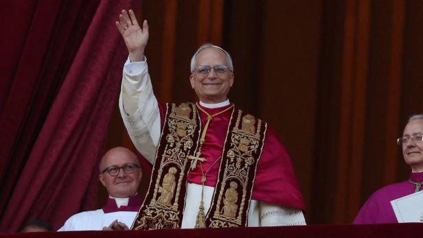 Papst Leo XIV. winkt aus einer Loge