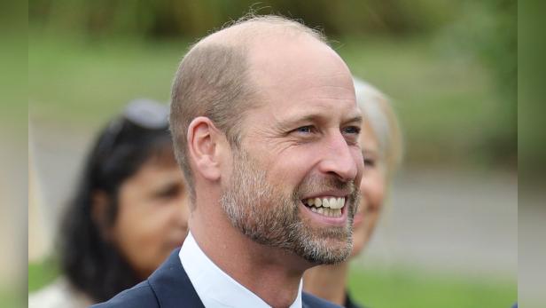 Breit lächelnder Prinz William bei öffentlichem Auftritt