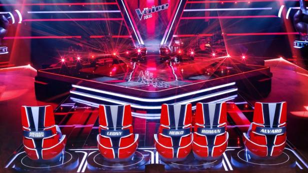 bekannten roten Voice-Drehstühle mit den Namen der neuen Coaches