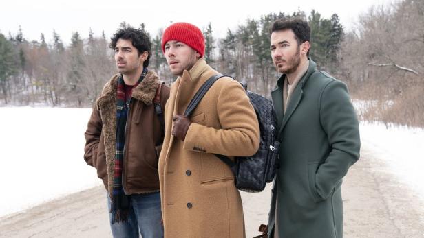 Die drei Jonas-Brüder in winterlicher Landschaft