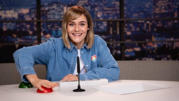 Hazel Brugger drückt den roten Buzzer