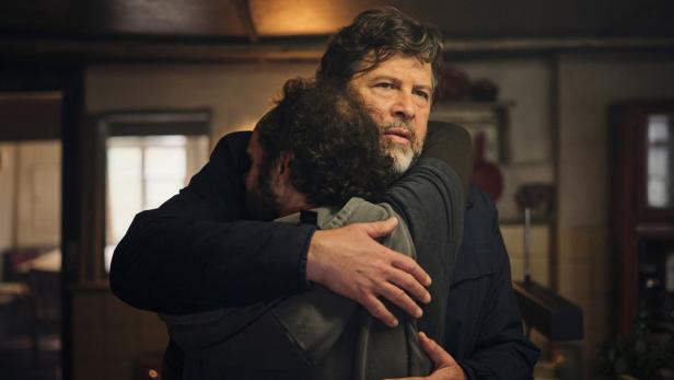 Zwei Männer umarmen einander 