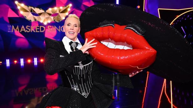 Brigitte Nielsen mit Kiss-Maske in Händen