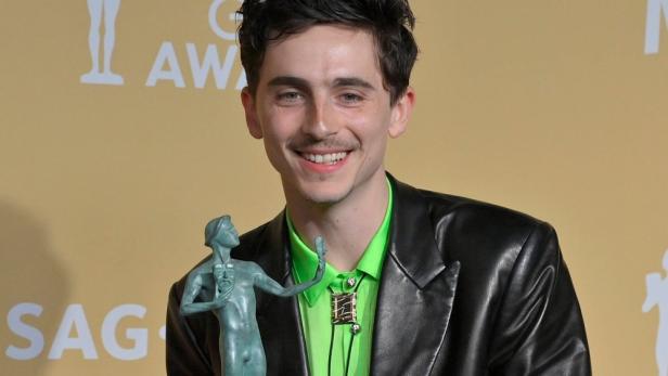 Timothée Chalamet hält seinen SAG Award in Händen