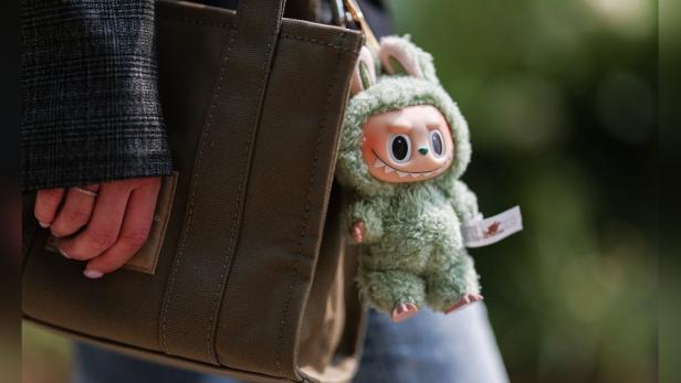 Labubu-Plüschfigur hängt von einer Tasche