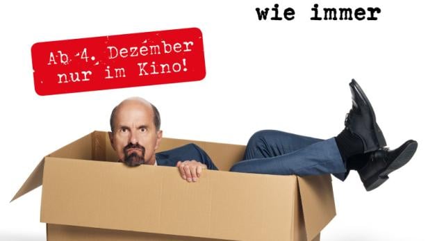 Christoph Maria Herbst liegt as Stromberg in einem großen Karton