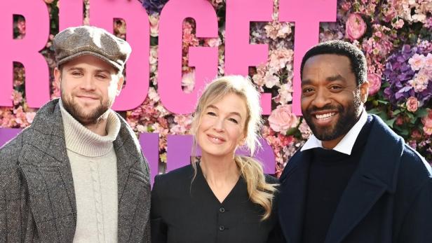 Renée Zellweger steht zwischen den Schauspielern Leo Woodall und Chiwetel Ejiofor 