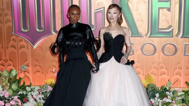 Cynthia Erivo  und Ariana Grande halten bei Fototermin Händchen