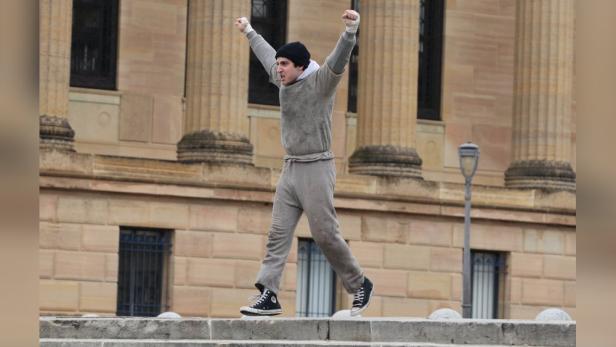 Anthony Ippolito in Rocky-Kultpose auf Treppe zum Philadelphia Museum of Art