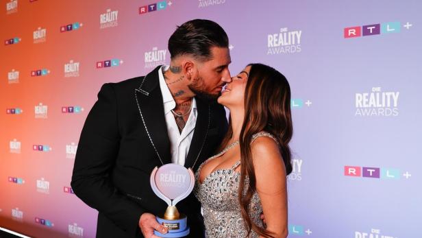 Mike Heiter küsst seine Leyla bei "Reality Awards" mit Preis in Hand