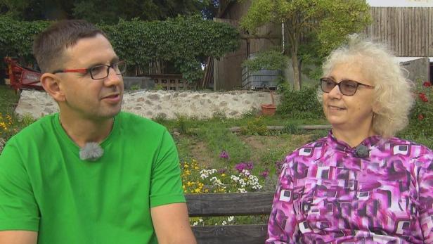 Bauer Thomas sitzt neben seiner Mutter 