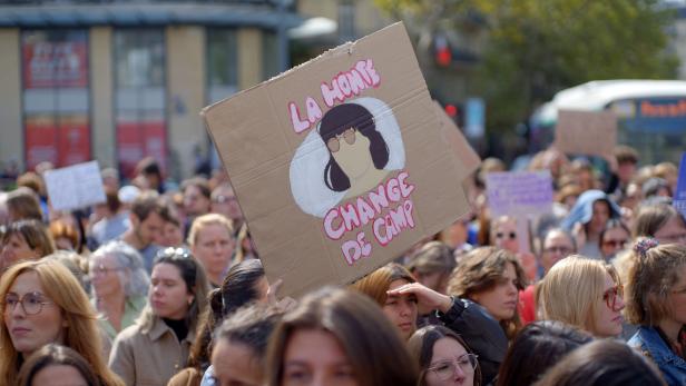 Für Gisèle Pelicot demonstrierende Frauen