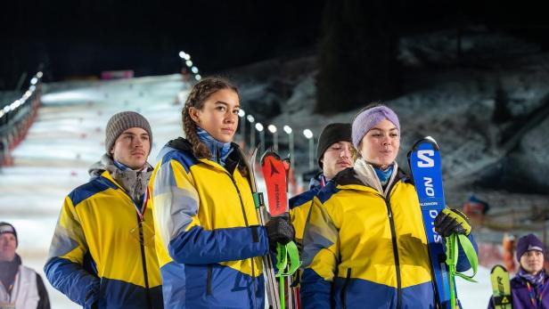 Junge Skifahrerinnen im Zielbereich einer Abfahrtsstrecke