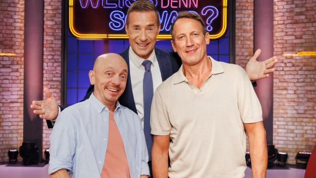 Moderator Kai Pflaume und die Teamkapitäne Bernhard Hoëcker und Wotan Wilke Möhring im TV-Studio