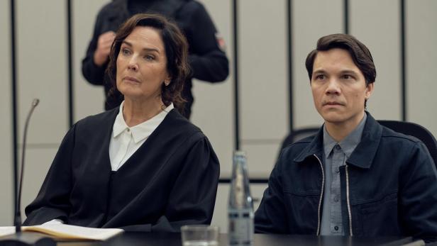 Angeklagter sitzt vor Gericht neben seiner Anwältin