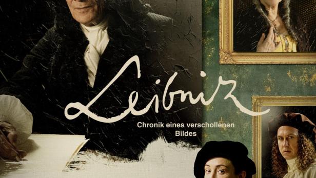 Malerin steht vor einer Bilderwand, auf der ein nicht ganz vollendetes Leibniz-Porträt hängt