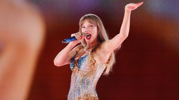 Taylor Swift mit Mikro in der Hand bei einem Auftritt