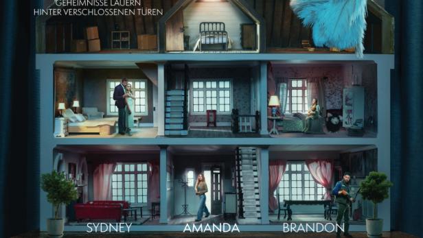 Offenes Puppenhaus, in dem Menschen leben, wird abgestaubt