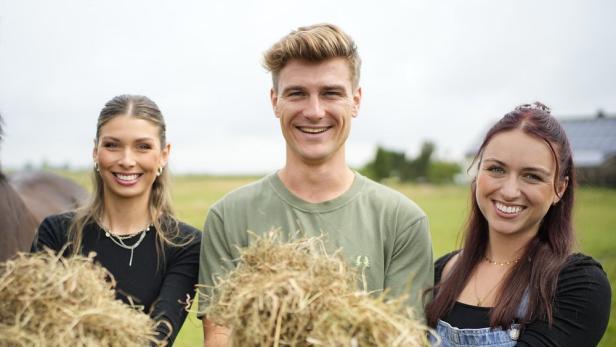 Bauer Friedrich flankiert von zwei Bewerberinnen