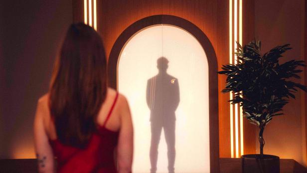 Schattenriss von einem Mann, den eine Frau betrachtet