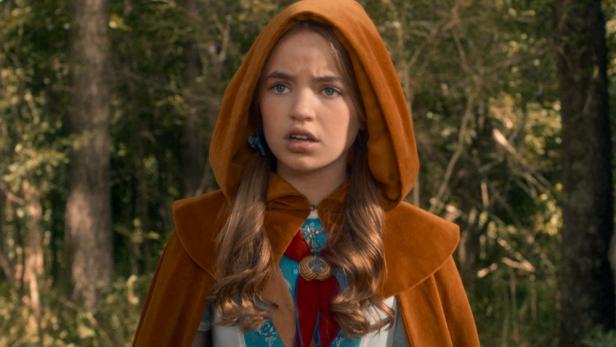 Nell Fisher als Holly Wheeler im Rotkäppchen-Look