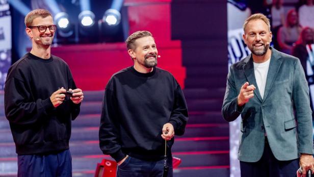 Joko Winterscheidt und Klaas Heufer-Umlauf mit Moderator Steven Gätjen 