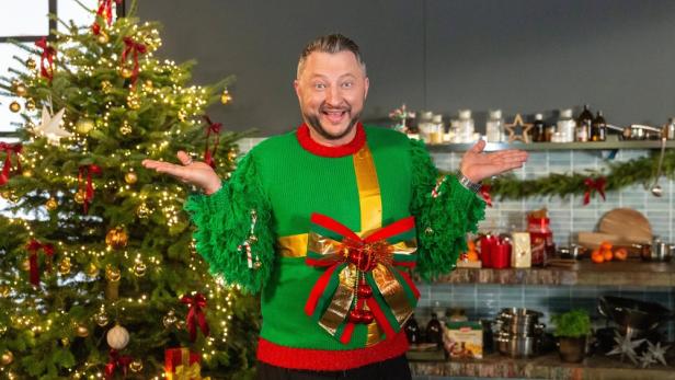 "besseresser": Sebastian Lege in weihnachtlich dekorierter Küche