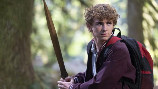 Walker Scobell hält in seiner Serienrolle ein Schwert in der Hand