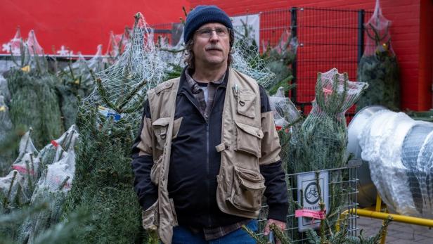 Bjarne Mädel in Filmrolle auf einem Christbaummarkt