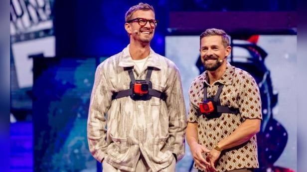 Joko und Klaas mit umgeschnallten Bodycams