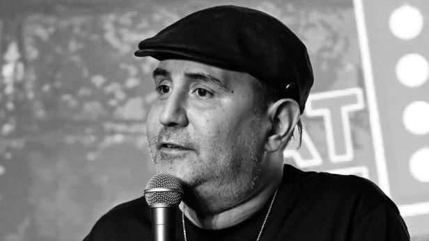 Jeff Garcia mit Mikro bei einem Presse-Event