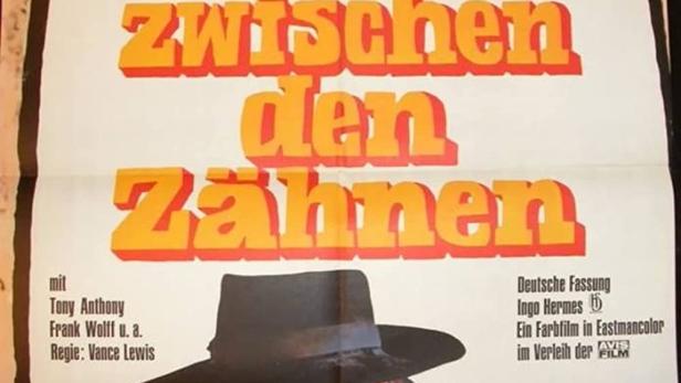 Ein Dollar zwischen den Zähnen